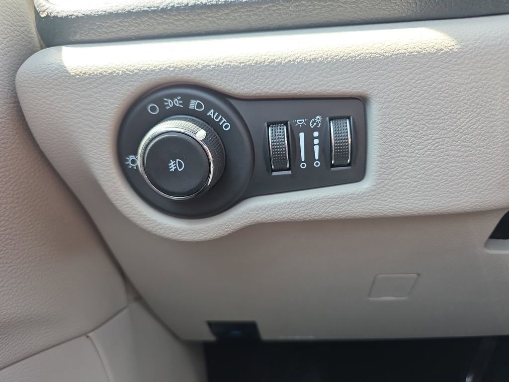 Used 2024 Chrysler Pacifica Limited FWD image 41