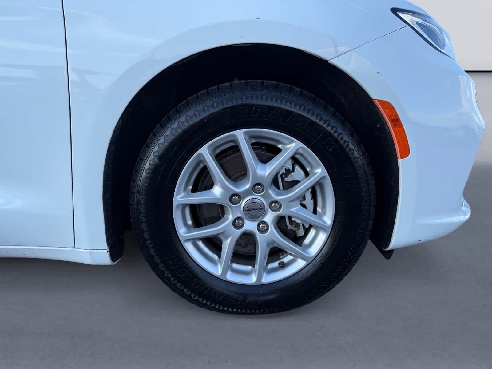 Used 2023 Chrysler Pacifica Touring-L FWD image 9