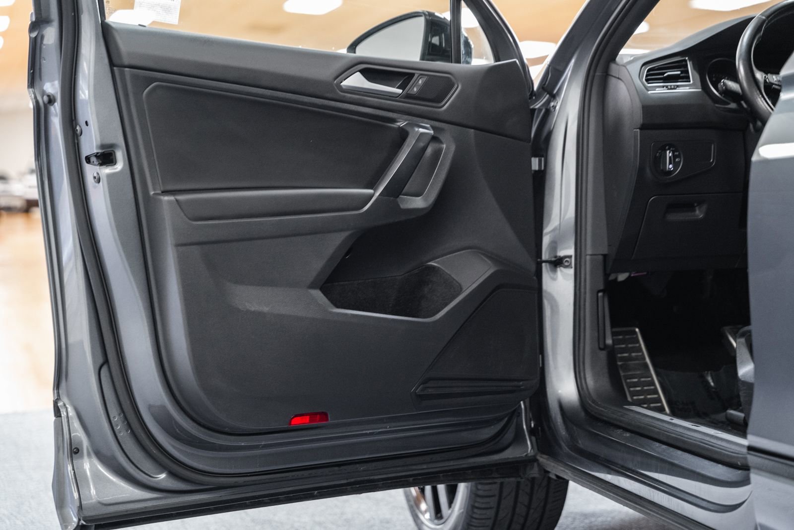 Used 2021 Volkswagen Tiguan SE R-Line image 40