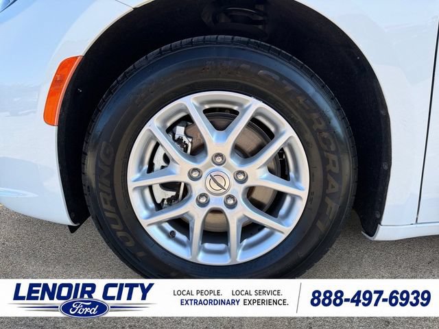 Used 2024 Chrysler Pacifica Touring-L FWD image 9