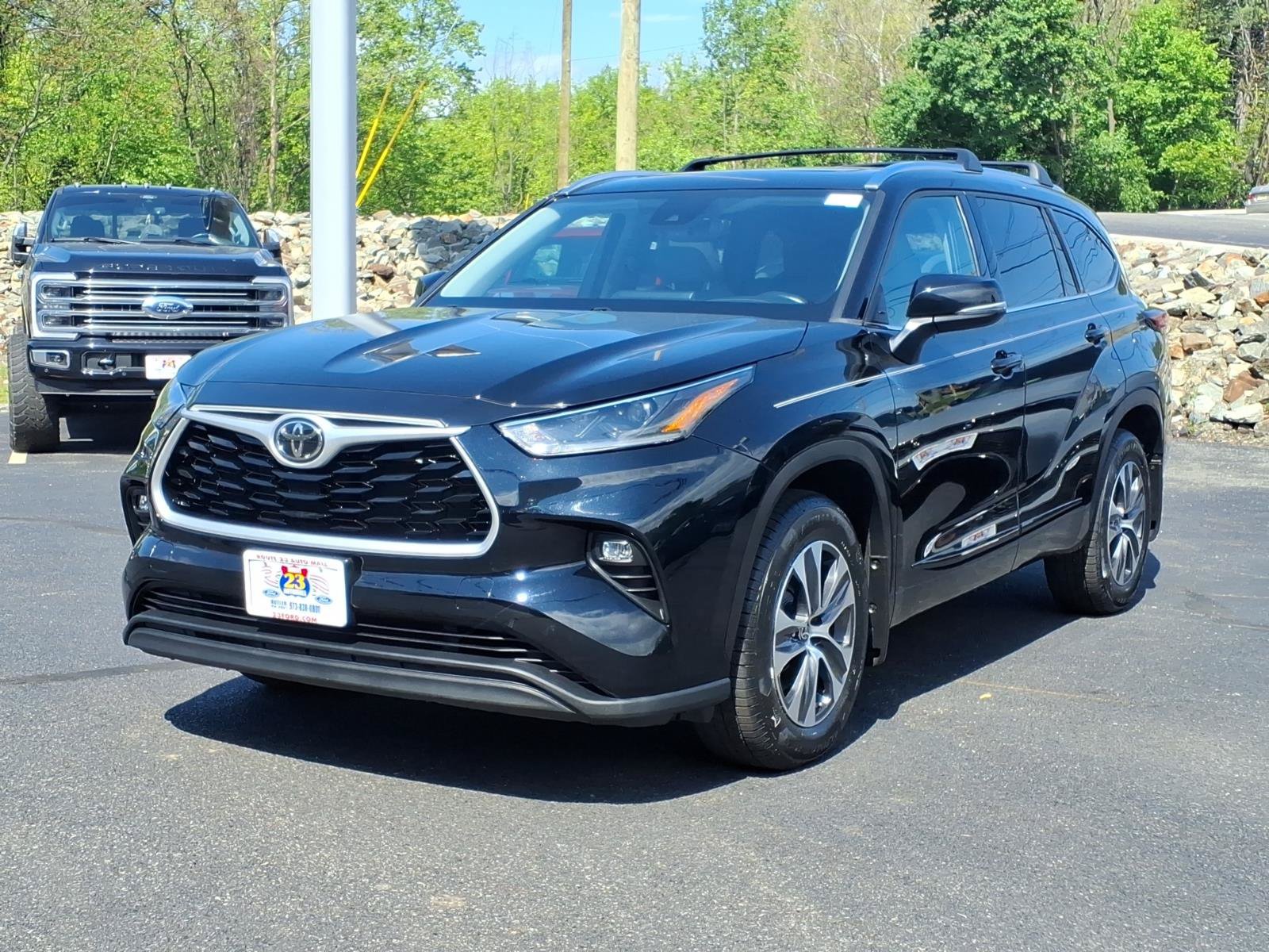 Used 2021 Toyota Highlander XLE AWD/4WD image 4