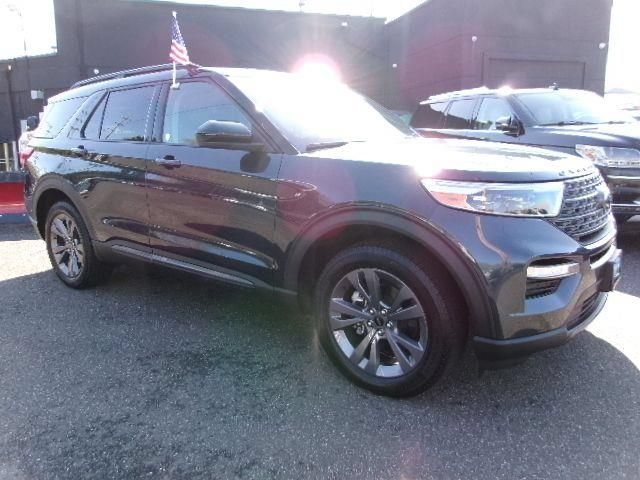 Certified 2022 Ford Explorer XLT w/ Equipment Group 202A AWD/4WD image 3