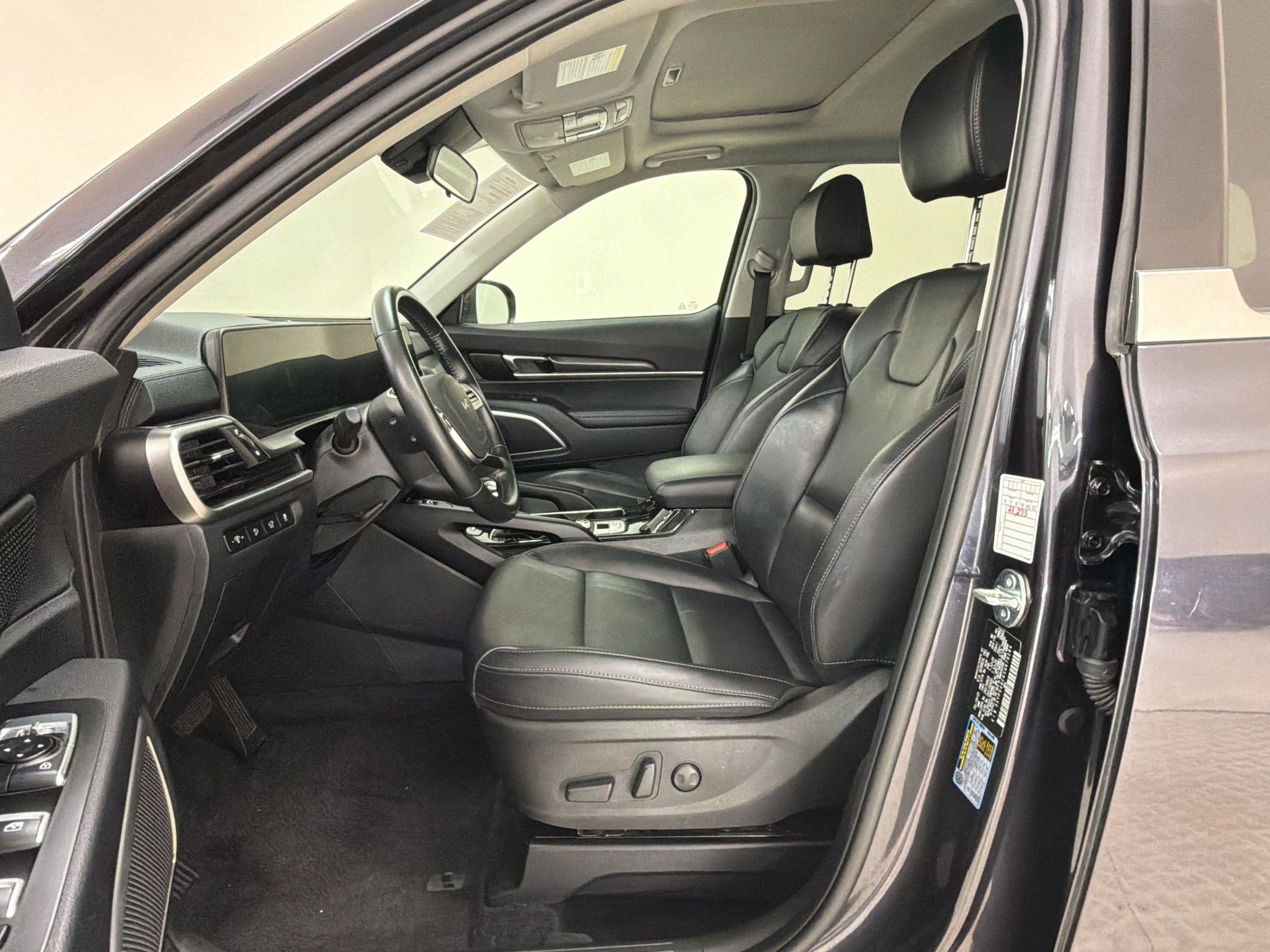 Used 2025 Kia Telluride S FWD image 30