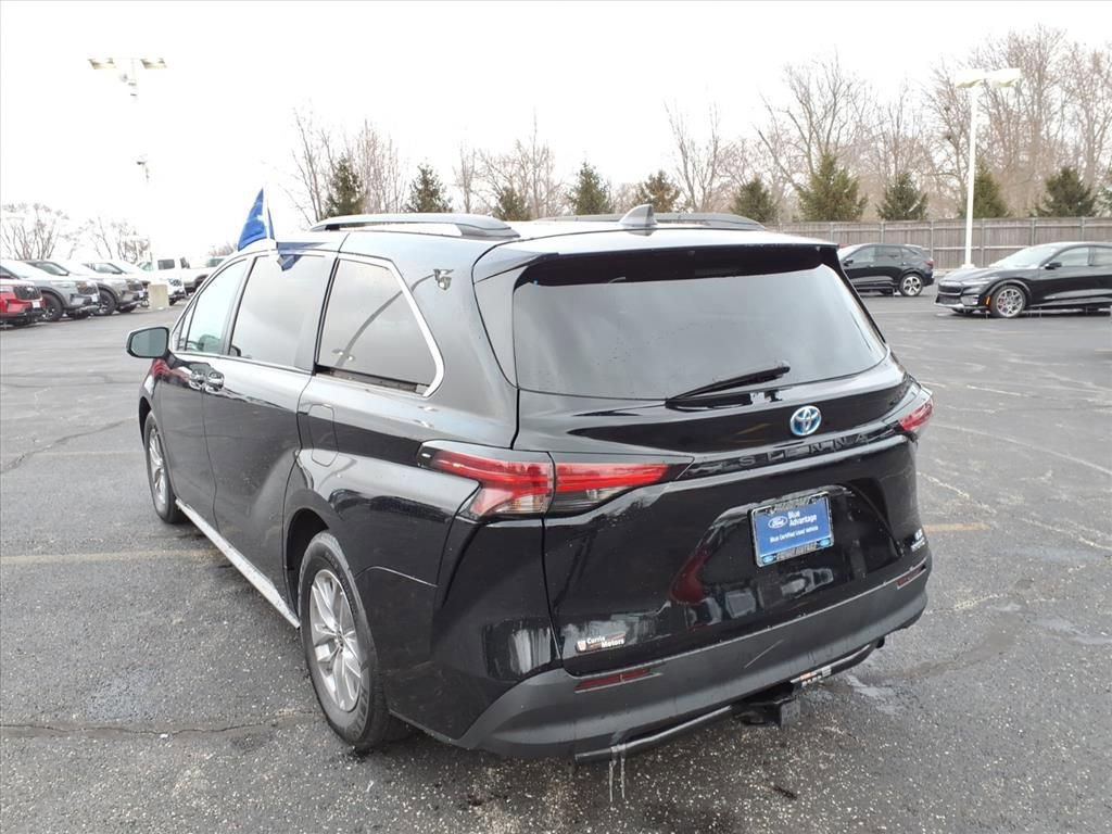 Used 2022 Toyota Sienna LE image 3