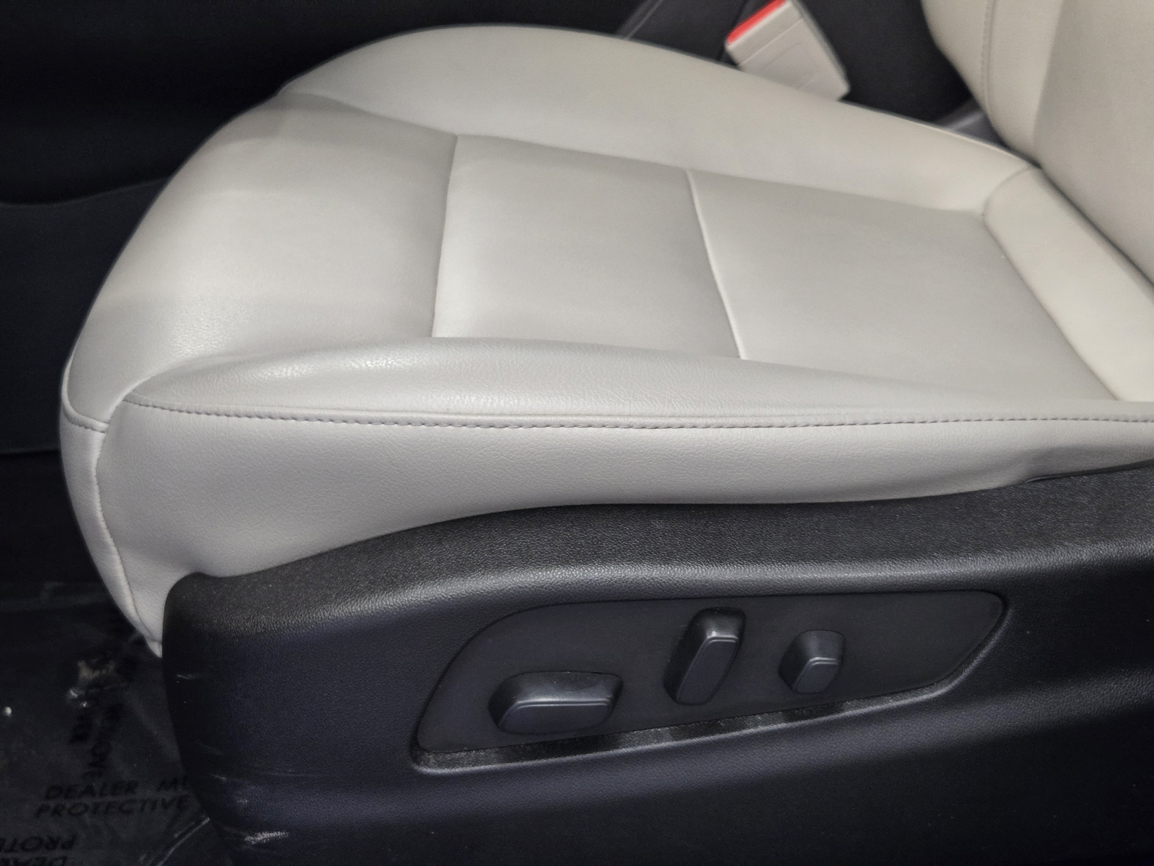 Used 2023 Cadillac XT4 Luxury w/ Cold Weather Package FWD image 25
