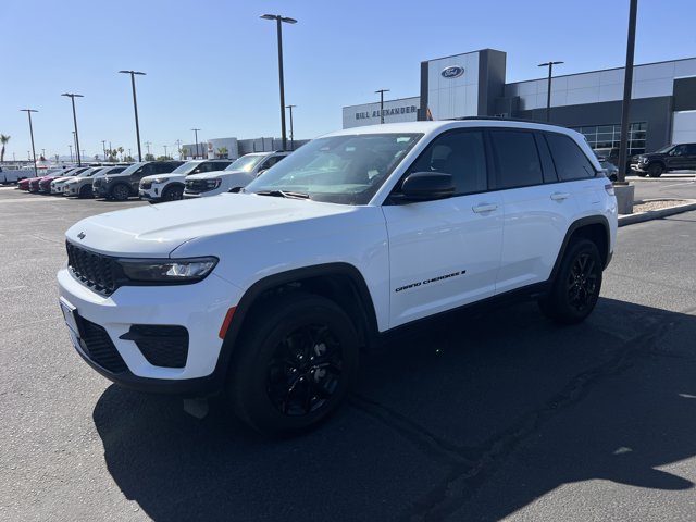 Used 2025 Jeep Grand Cherokee Altitude AWD/4WD image 16