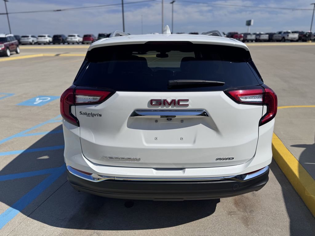Used 2023 GMC Terrain SLT image 3