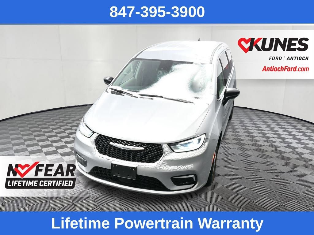 Used 2024 Chrysler Pacifica Touring-L image 2