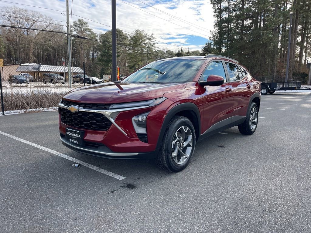 Used 2025 Chevrolet Trax LT image 2