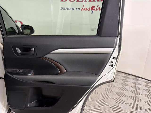 Used 2017 Toyota Highlander LE FWD image 38