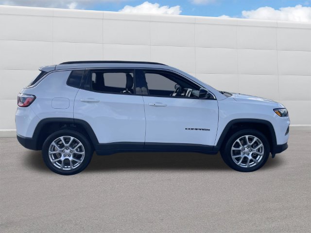 Used 2023 Jeep Compass Latitude w/ Sun and Sound Group AWD/4WD image 11