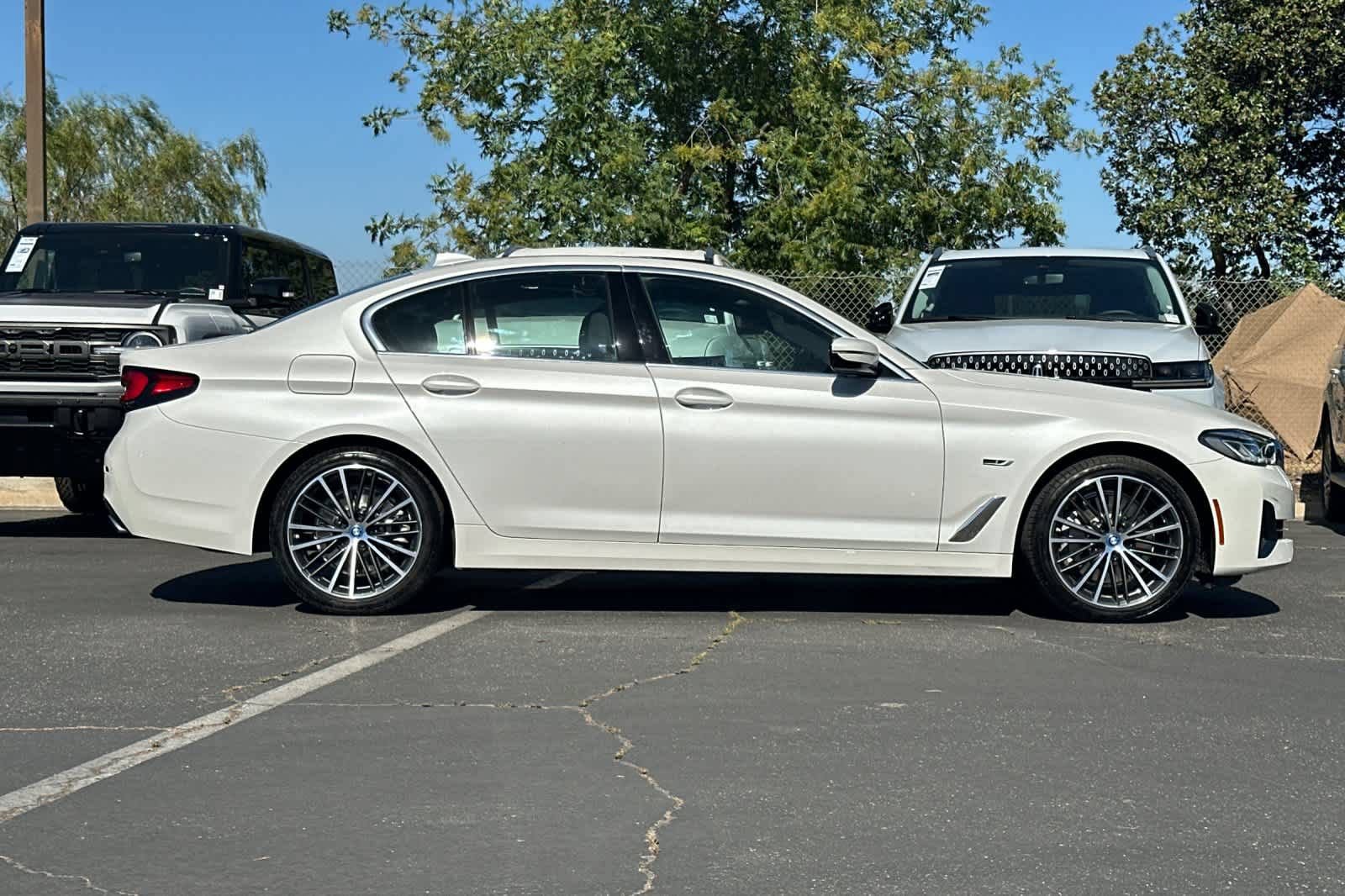 Used 2023 BMW 530e xDrive w/ Premium Package AWD/4WD image 9