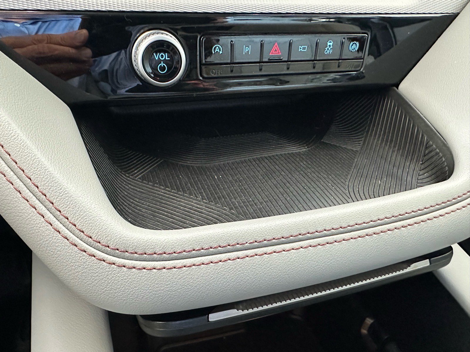 Certified 2025 Ford Explorer Active w/ Active Comfort Package RWD image 35