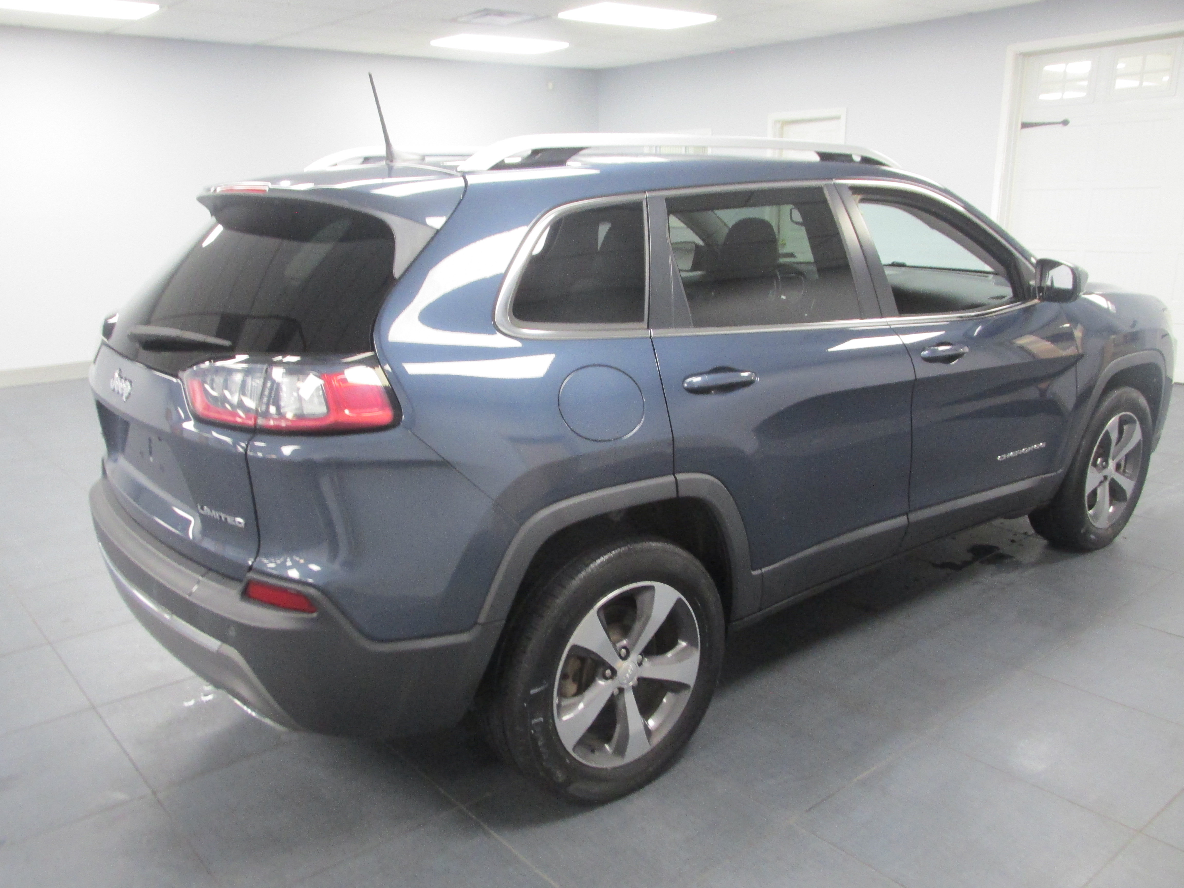 Used 2019 Jeep Cherokee Limited AWD/4WD image 4