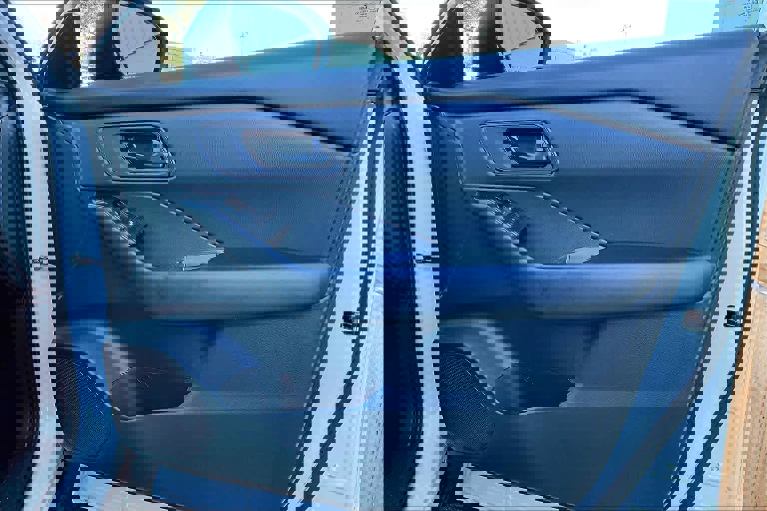 Used 2024 Nissan Rogue S image 23