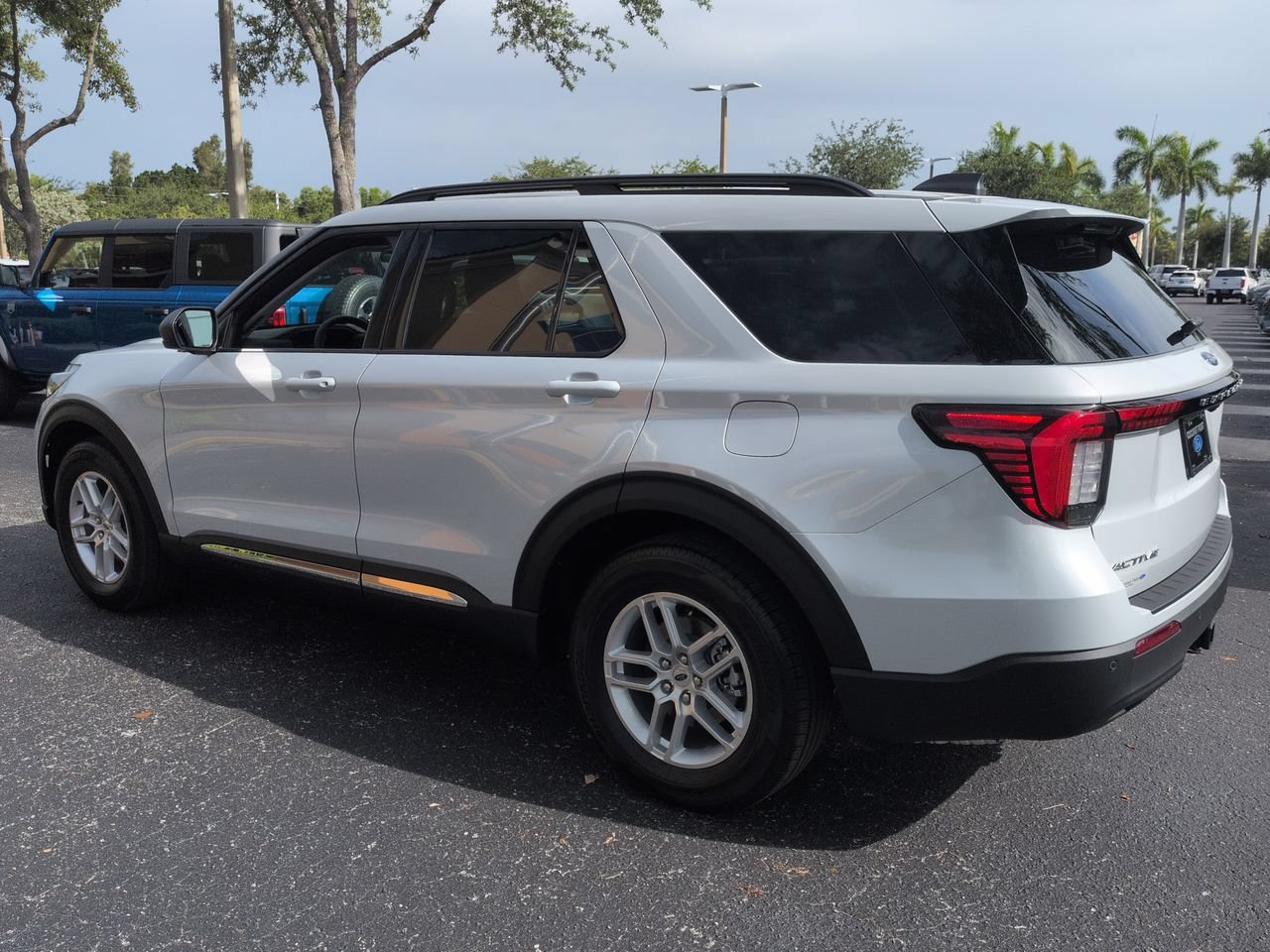 Certified 2025 Ford Explorer Active RWD image 5