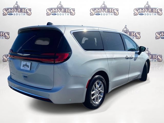Used 2024 Chrysler Pacifica Touring-L FWD image 3
