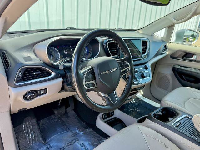Used 2021 Chrysler Pacifica Touring-L FWD image 10