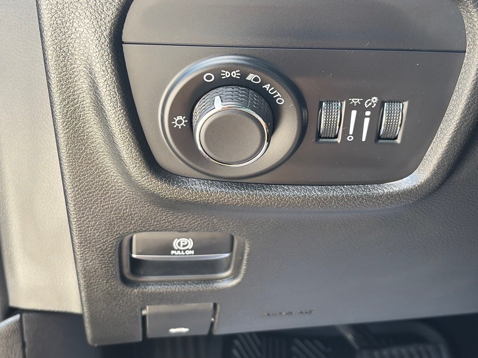 Used 2023 Jeep Grand Cherokee Altitude AWD/4WD image 17