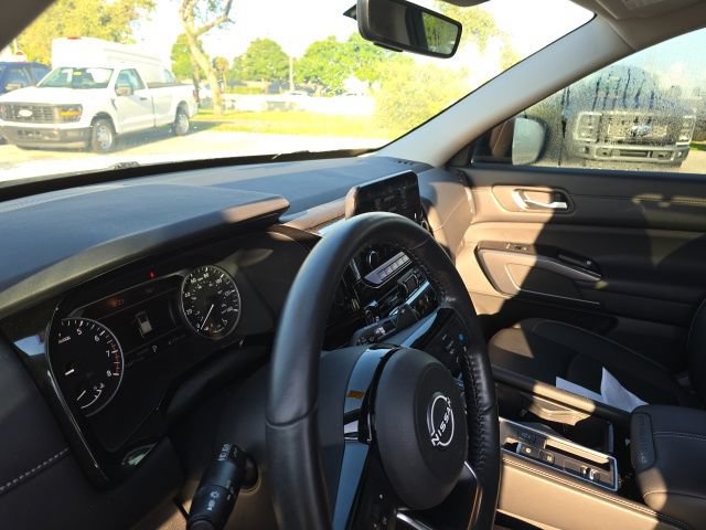 Used 2024 Nissan Pathfinder SL FWD image 8