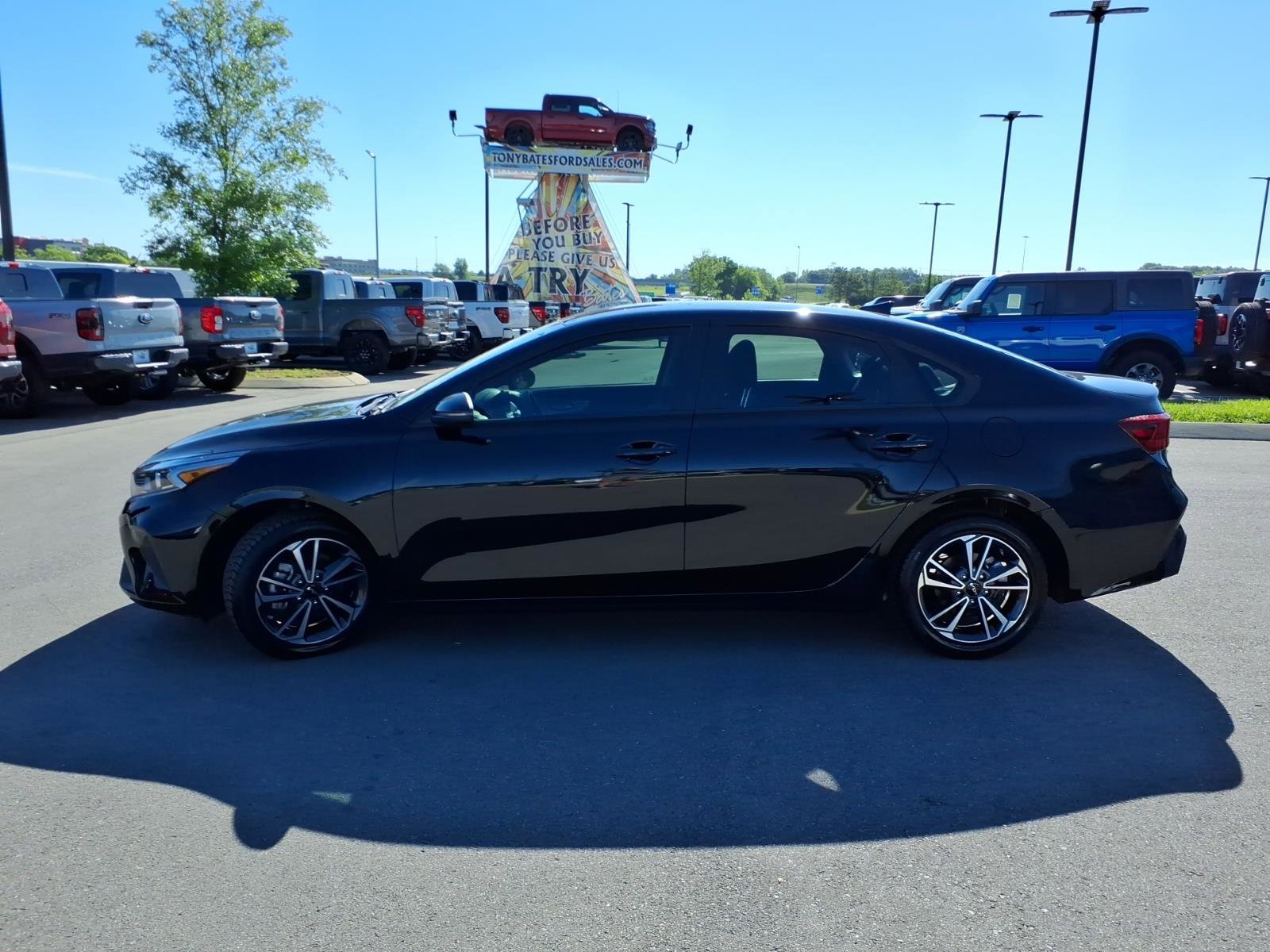 Used 2023 Kia Forte LXS w/ LXS Technology Package FWD image 6
