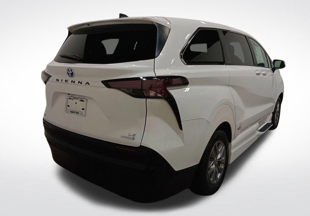 Used 2023 Toyota Sienna LE image 5
