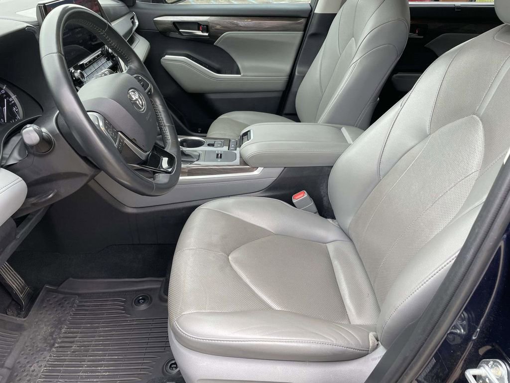 Used 2021 Toyota Highlander Limited FWD image 13