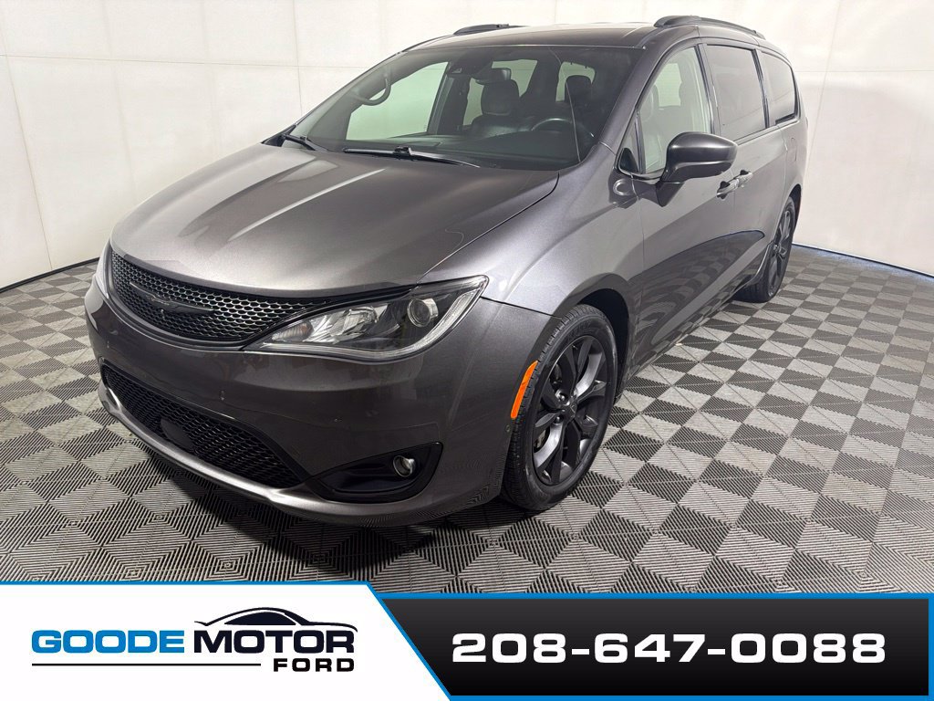 Used 2020 Chrysler Pacifica Touring-L Plus FWD image 4