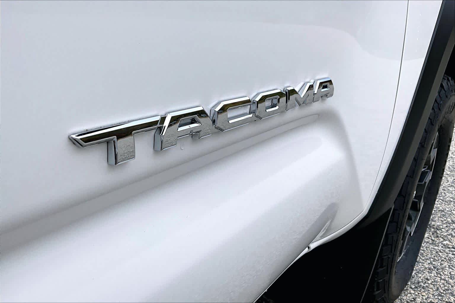 Used 2023 Toyota Tacoma TRD Off-Road w/ TRD Premium Off Road Package AWD/4WD image 10