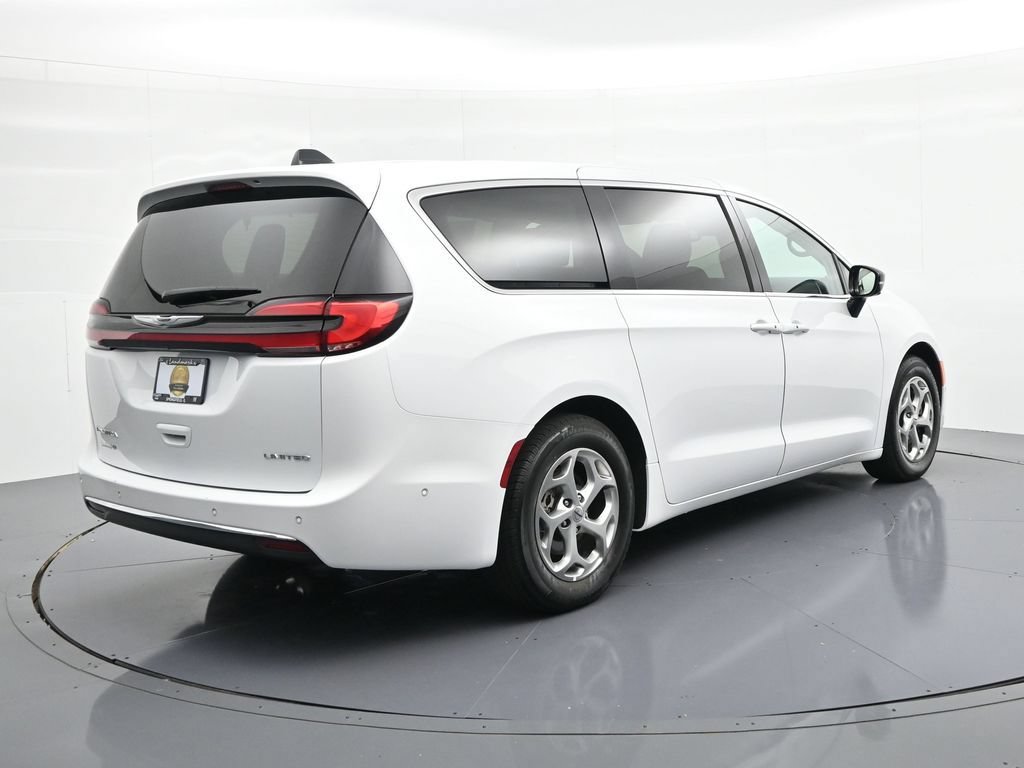 Used 2024 Chrysler Pacifica Limited FWD image 6