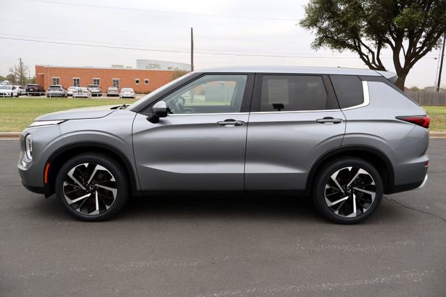 Used 2024 Mitsubishi Outlander SE image 2
