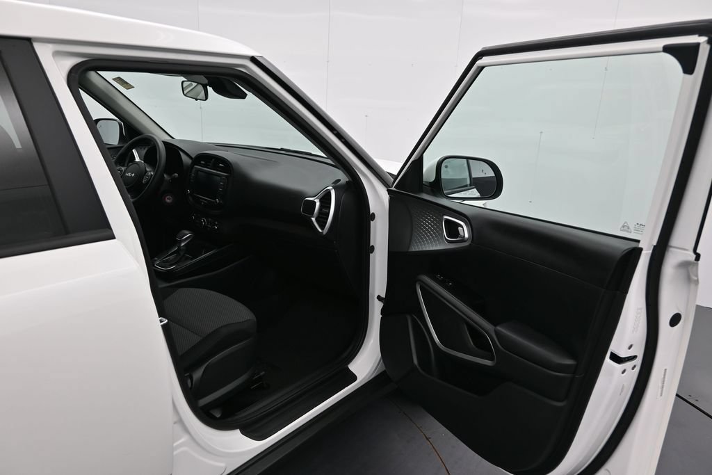 Used 2025 Kia Soul LX w/ LX Technology Package FWD image 16