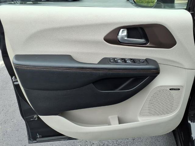Used 2017 Chrysler Pacifica Touring-L Plus FWD image 14