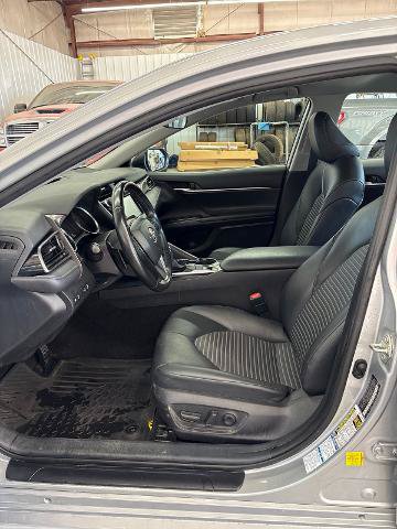 Used 2020 Toyota Camry SE w/ 4 Season Floor Mat Package AWD/4WD image 9