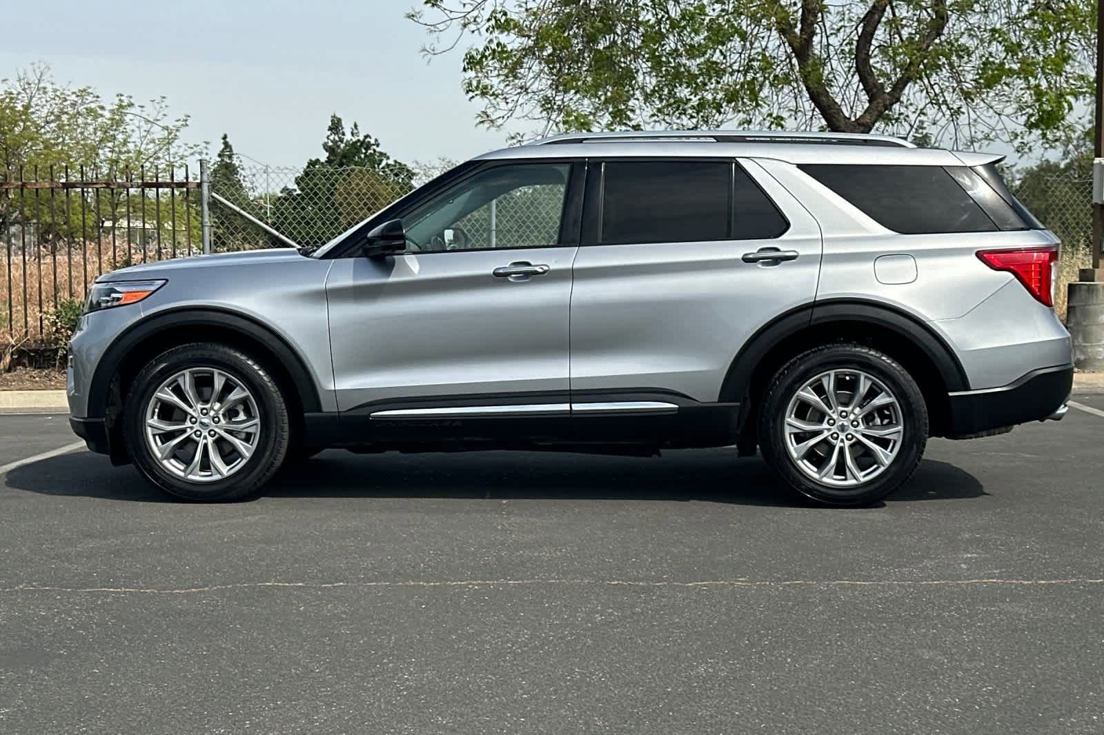 Certified 2021 Ford Explorer Limited w/ Equipment Group 301A image 2