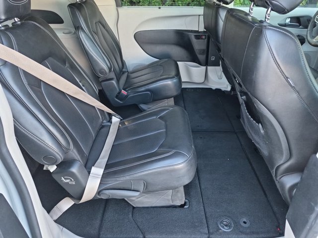 Used 2023 Chrysler Pacifica Touring-L FWD image 27