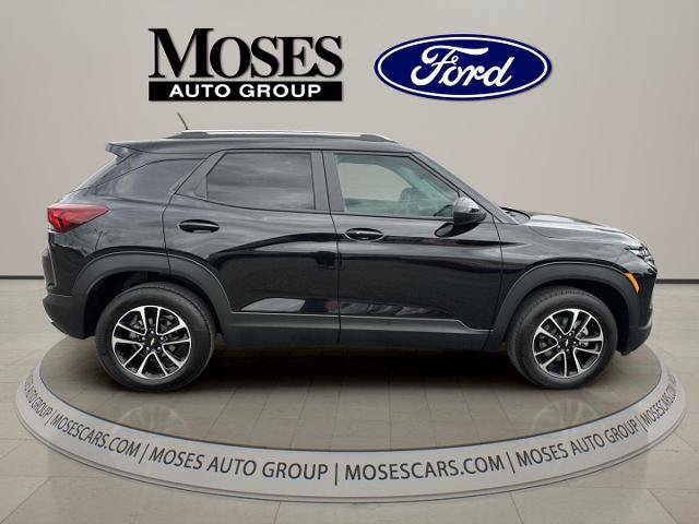 Used 2025 Chevrolet TrailBlazer LT AWD/4WD image 2