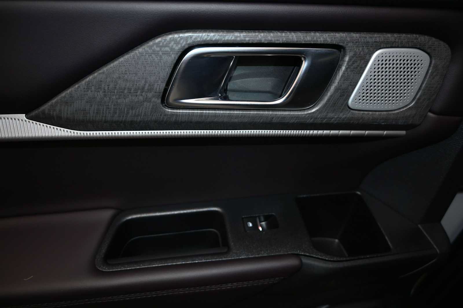 Certified 2025 Ford Explorer Platinum RWD image 18