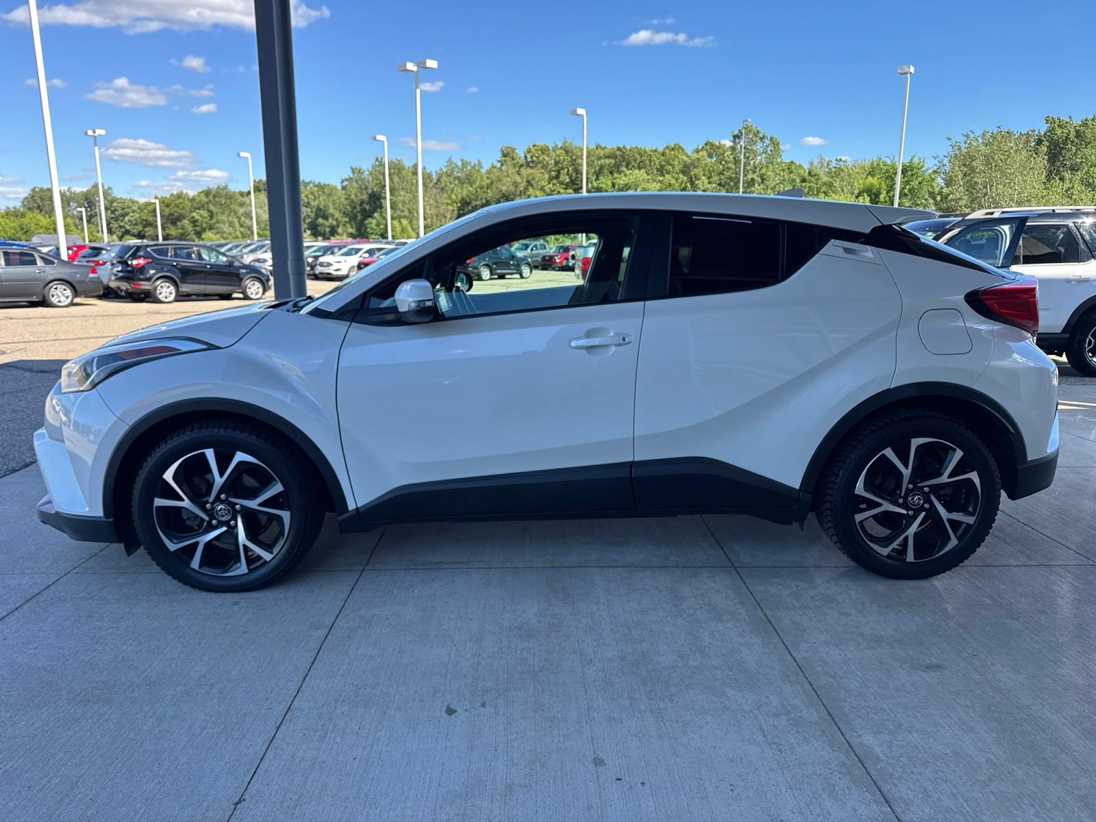 Used 2018 Toyota C-HR XLE FWD image 4