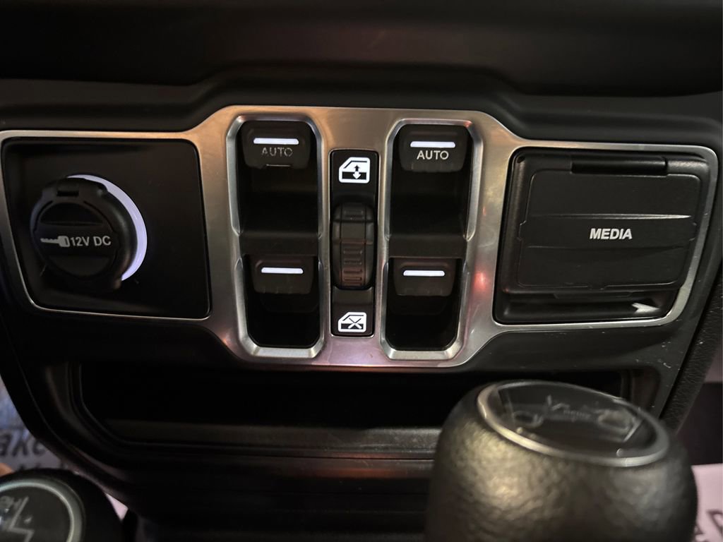 Used 2018 Jeep Wrangler Unlimited Sport S AWD/4WD image 32
