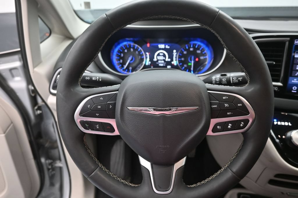 Used 2024 Chrysler Pacifica Touring-L FWD image 6