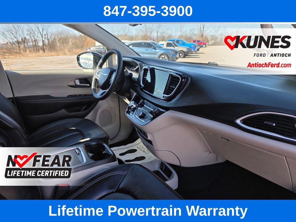 Used 2024 Chrysler Pacifica Touring-L image 36