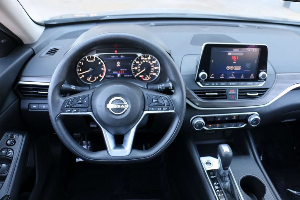 Used 2025 Nissan Altima 2.5 SV FWD image 21
