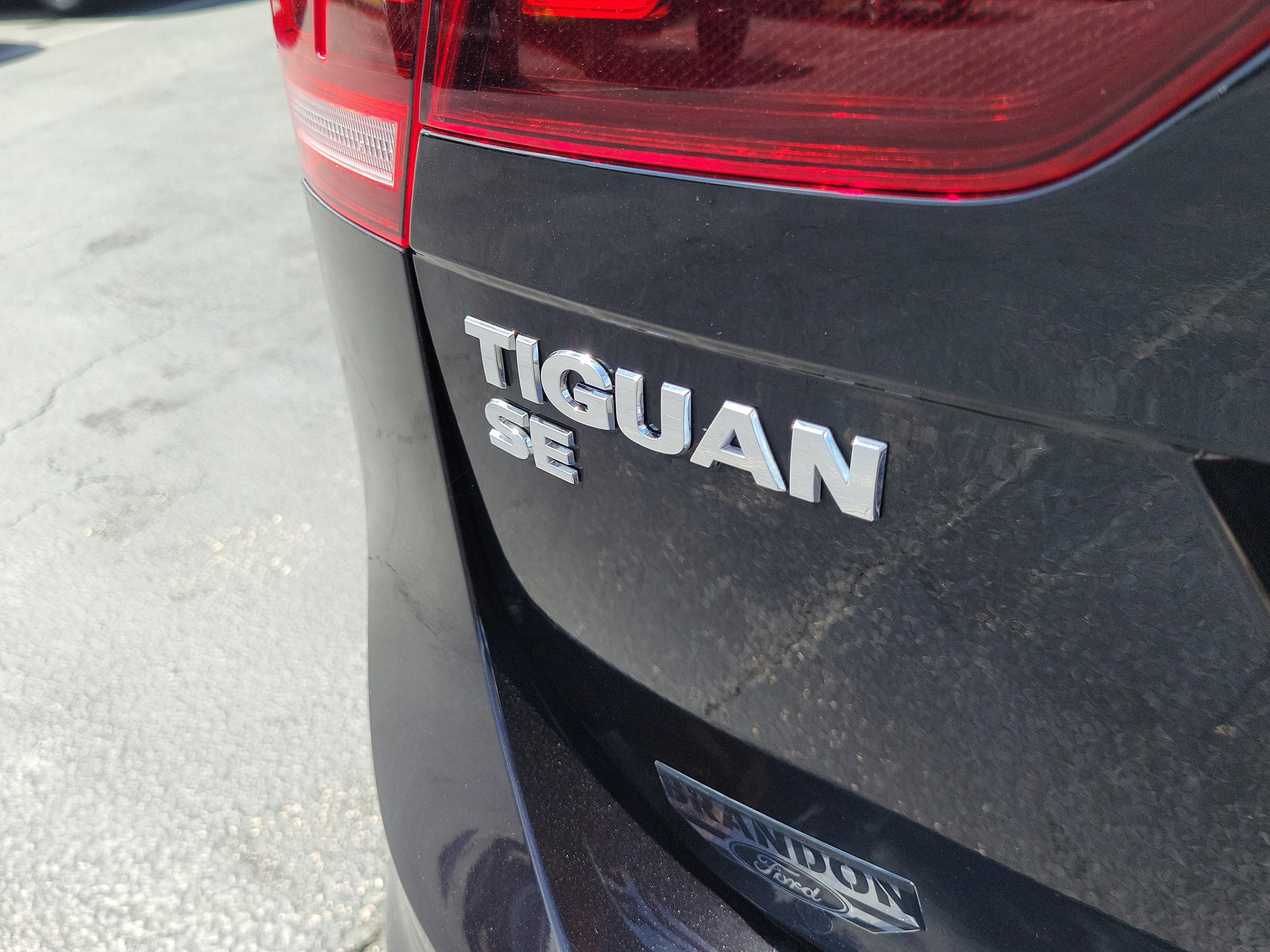 Used 2021 Volkswagen Tiguan SE R-Line AWD/4WD image 9