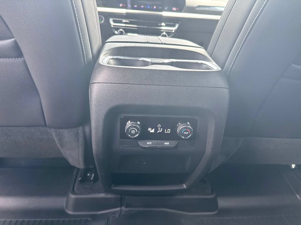 Used 2026 Chevrolet Traverse LT w/ Midnight/Sport Edition FWD image 17
