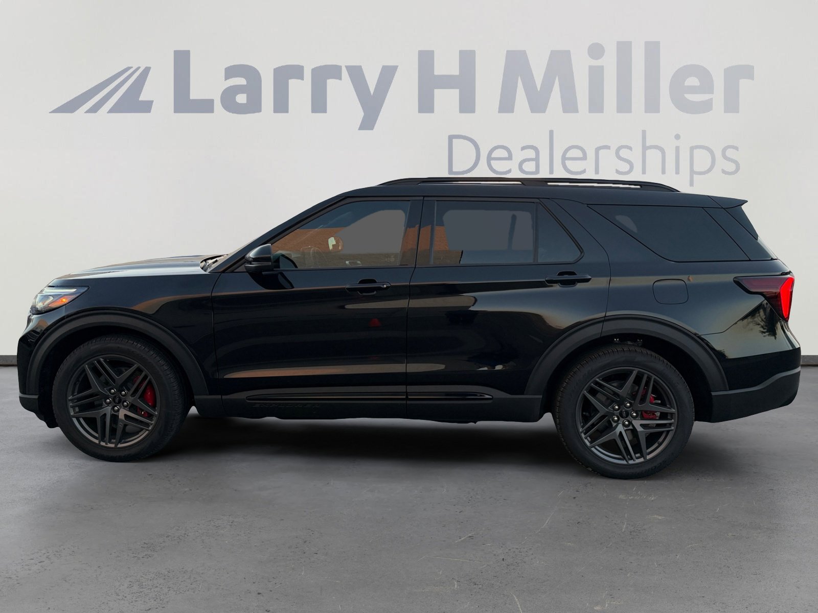 Certified 2025 Ford Explorer ST AWD/4WD image 2