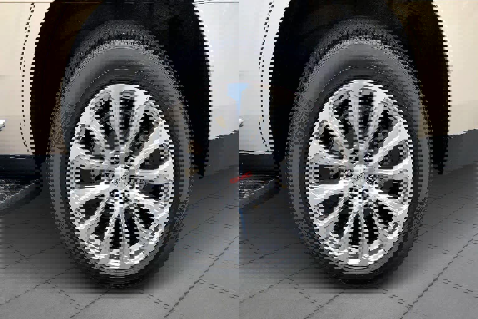 Used 2024 GMC Yukon Denali w/ Advanced Technology Package image 13