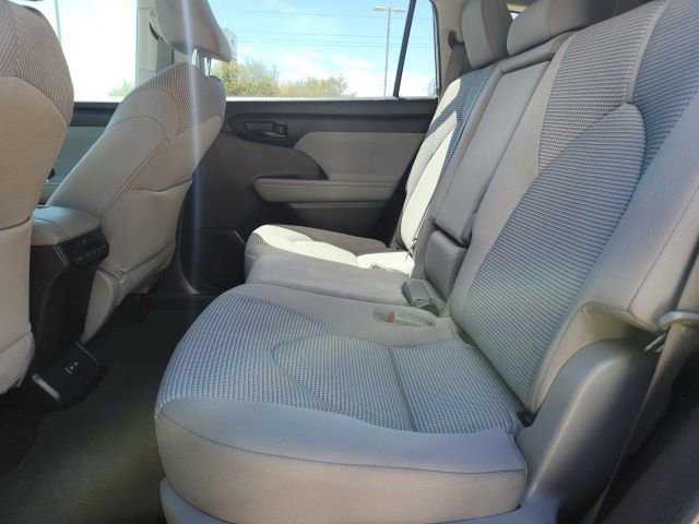 Used 2023 Toyota Highlander L image 19