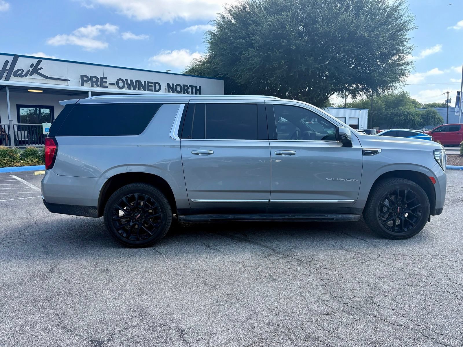 Used 2023 GMC Yukon XL SLT w/ SLT Premium Package AWD/4WD image 2