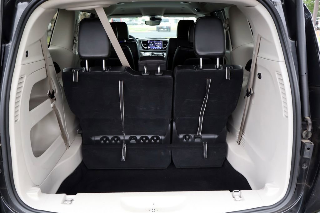 Used 2024 Chrysler Pacifica Touring-L FWD image 21